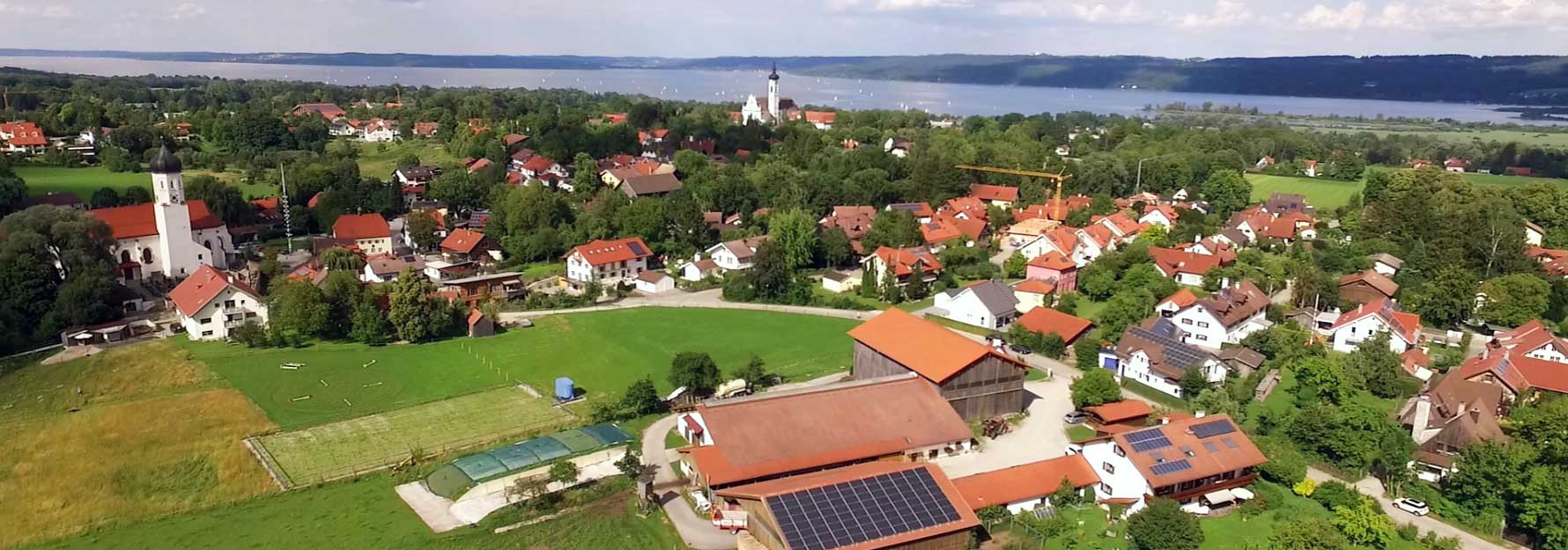 Luftaufnahme Tonihof in Dießen mit Ammersee im Hintergrund